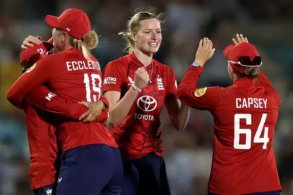 Dunkley, Wayne-Hodge y Filer ayudan a Inglaterra a mantener viva la serie